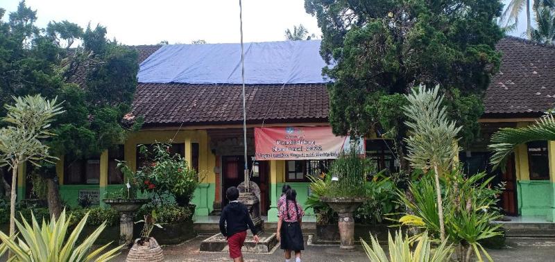 Jatim Terpopuler: Siswa SD Belajar dengan Cemas, Atap Kelas Siap Ambrol - Pria Melerai Malah Ditusuk